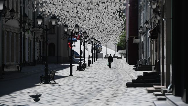 Прохожий в Столешниковом переулке в Москве