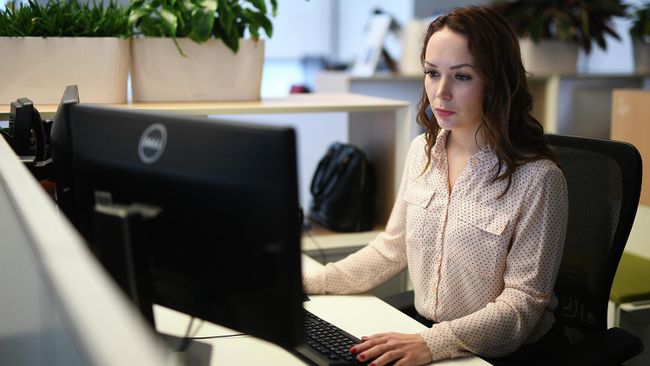 Женщина работает за компьютером Женщина работает за компьютером