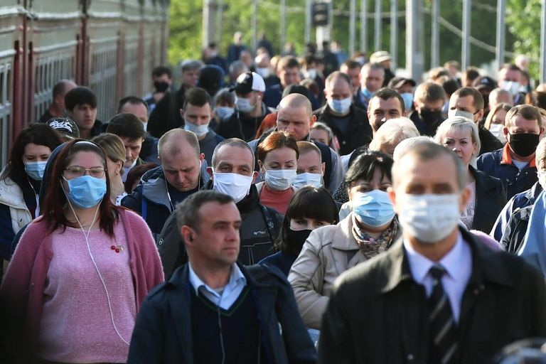 Пассажиры на платформе Курского вокзала в Москве Пассажиры на платформе Курского вокзала в Москве