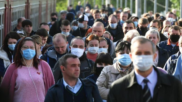 Пассажиры на платформе Курского вокзала в Москве Пассажиры на платформе Курского вокзала в Москве