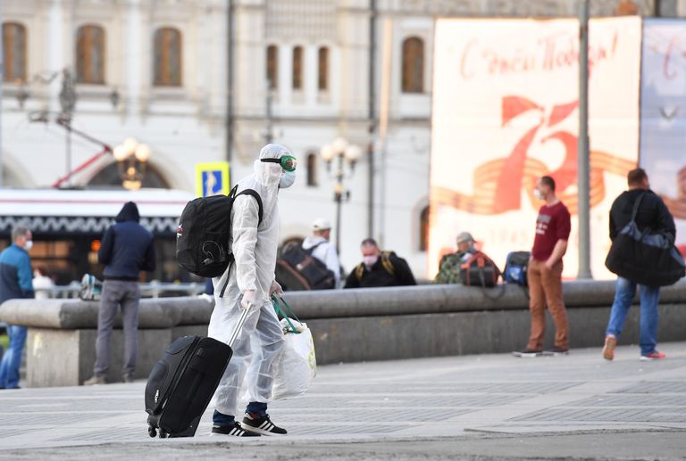 Пассажир у Ярославского вокзала в Москве Пассажир у Ярославского вокзала в Москве