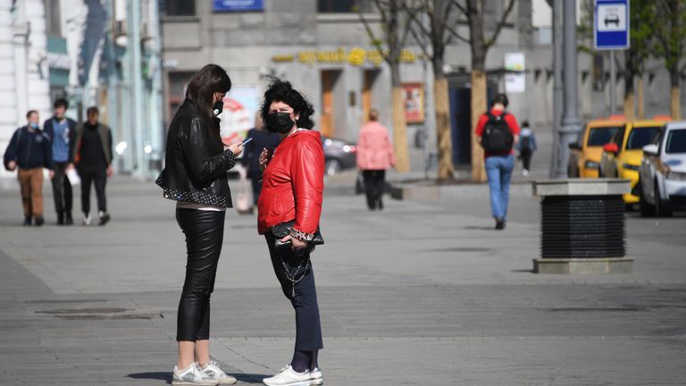 Девушки в медицинских масках на одной из улиц в Москве Девушки в медицинских масках на одной из улиц в Москве
