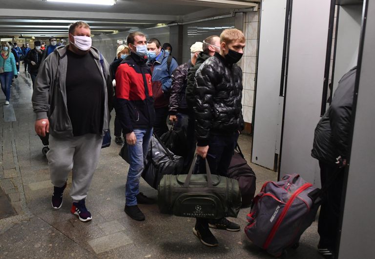 Пассажиры на станции Комсомольская Московского метрополитена Пассажиры на станции Комсомольская Московского метрополитена