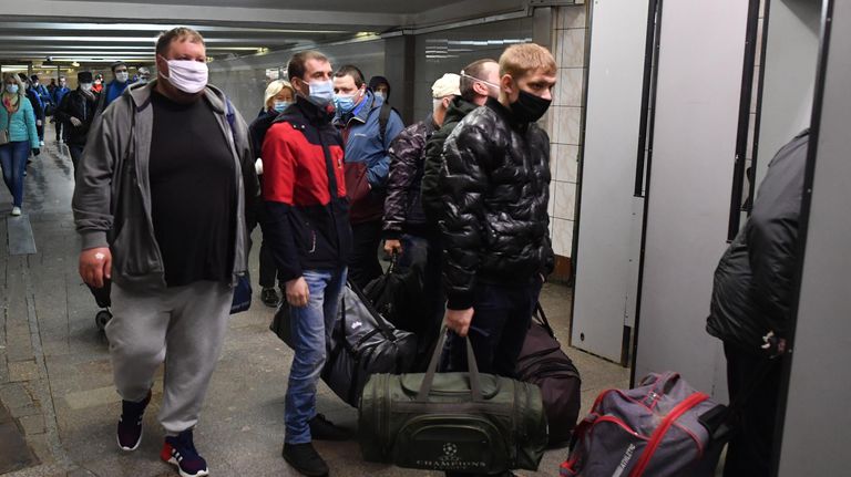 Пассажиры на станции Комсомольская Московского метрополитена Пассажиры на станции Комсомольская Московского метрополитена