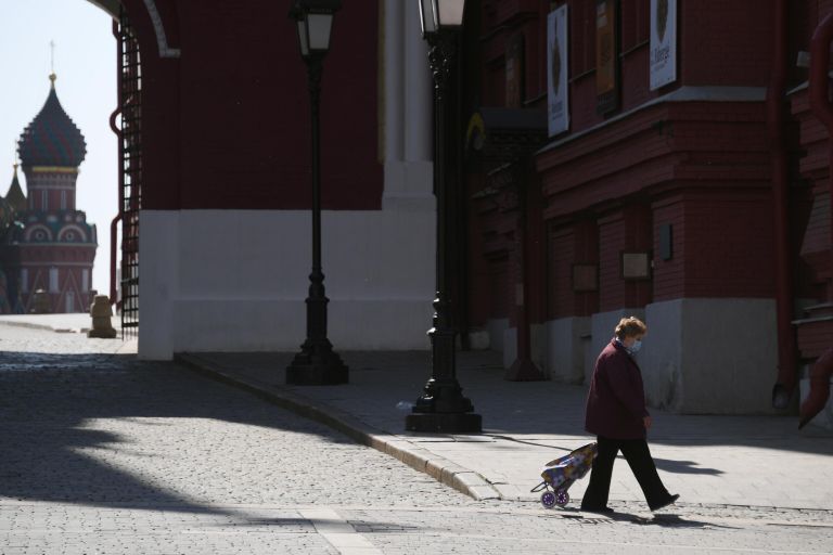 Женщина возле Воскресенских ворот в Москве Женщина возле Воскресенских ворот в Москве