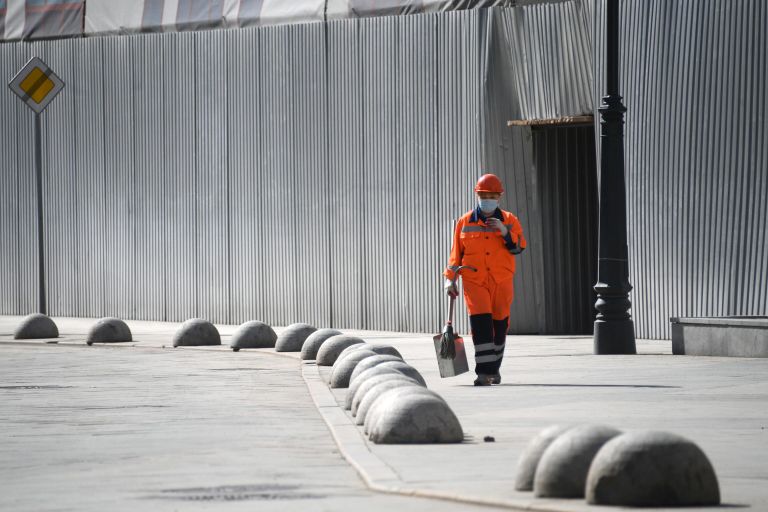 Сотрудница коммунальных служб на одной из улиц в Москве Сотрудница коммунальных служб на одной из улиц в Москве