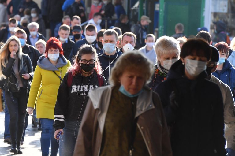 Пассажиры у Курского вокзала в Москве Пассажиры у Курского вокзала в Москве