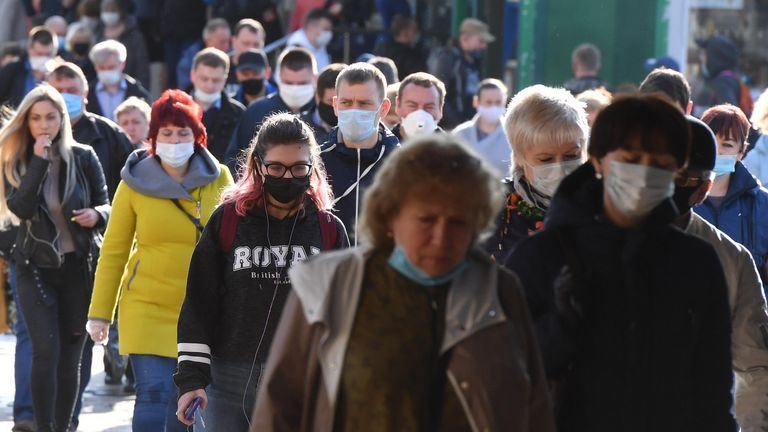 Пассажиры у Курского вокзала в Москве Пассажиры у Курского вокзала в Москве