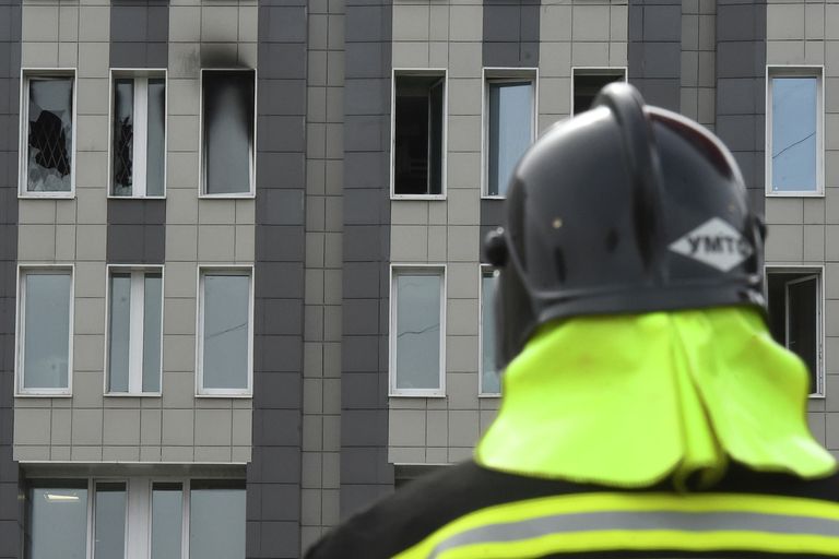 Сотрудник МЧС на месте пожара в больнице Святого Георгия в Санкт-Петербурге Сотрудник МЧС на месте пожара в больнице Святого Георгия в Санкт-Петербурге