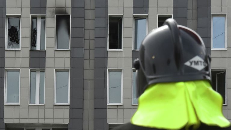 Сотрудник МЧС на месте пожара в больнице Святого Георгия в Санкт-Петербурге Сотрудник МЧС на месте пожара в больнице Святого Георгия в Санкт-Петербурге