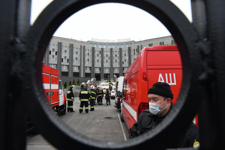Сотрудники МЧС на месте пожара в больнице Святого Георгия в Санкт-Петербурге Сотрудники МЧС на месте пожара в больнице Святого Георгия в Санкт-Петербурге