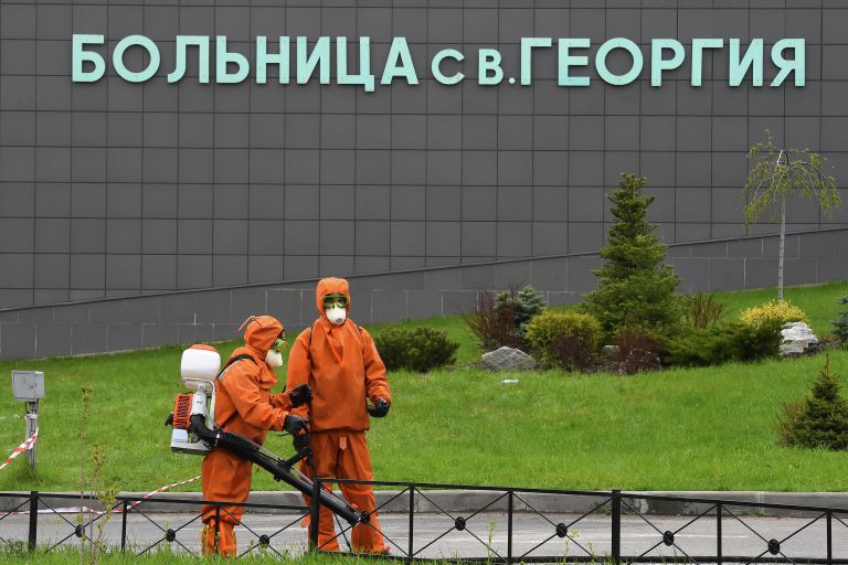 Сотрудники МЧС в защитном снаряжении на месте пожара в больнице Святого Георгия в Санкт-Петербурге Сотрудники МЧС в защитном снаряжении на месте пожара в больнице Святого Георгия в Санкт-Петербурге