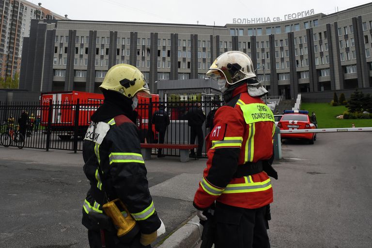 Сотрудники МЧС на месте пожара в больнице Святого Георгия в Санкт-Петербурге Сотрудники МЧС на месте пожара в больнице Святого Георгия в Санкт-Петербурге