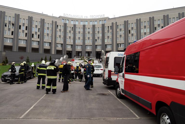 Сотрудники МЧС на месте пожара в больнице Святого Георгия в Санкт-Петербурге Сотрудники МЧС на месте пожара в больнице Святого Георгия в Санкт-Петербурге