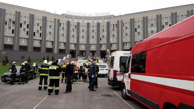 Сотрудники МЧС на месте пожара в больнице Святого Георгия в Санкт-Петербурге Сотрудники МЧС на месте пожара в больнице Святого Георгия в Санкт-Петербурге