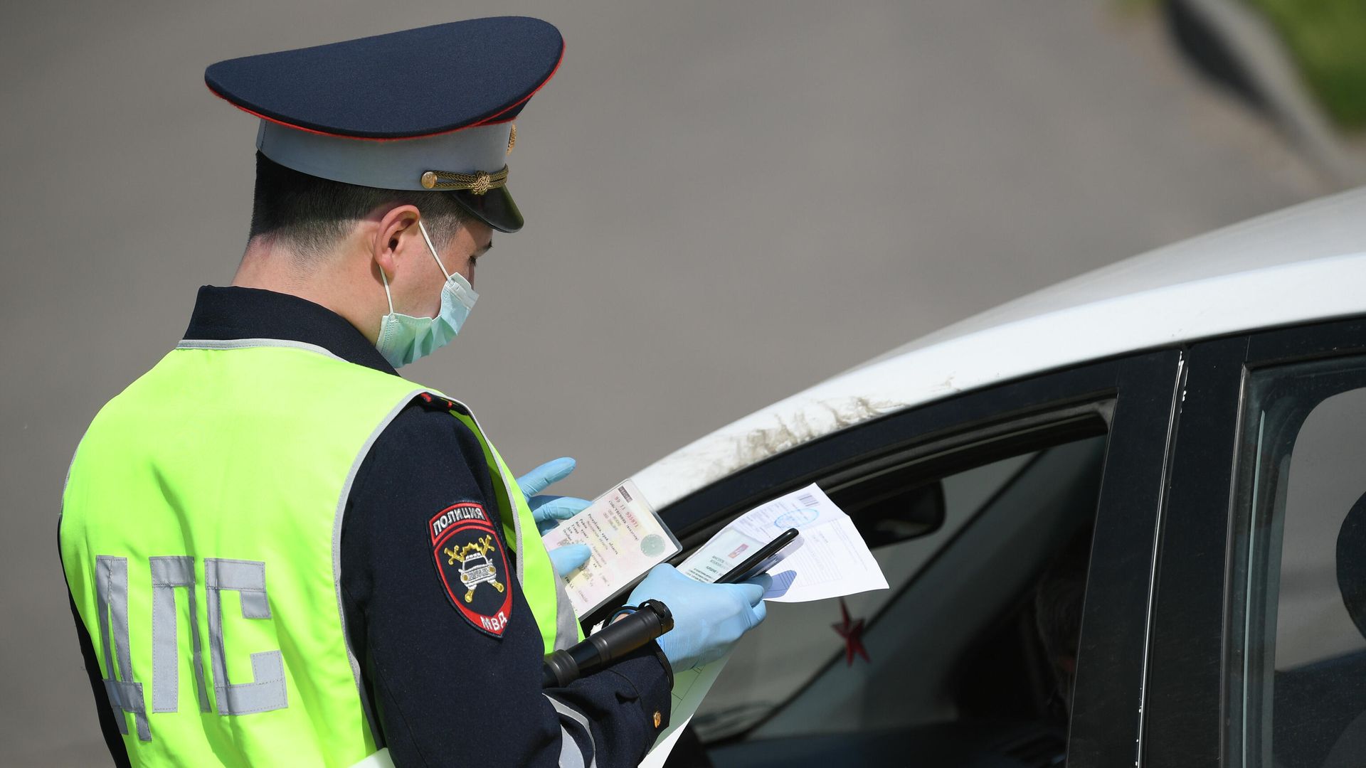 Инспектор дорожно-патрульной службы на одной из улиц в Москве - РИА Новости, 1920, 01.05.2021
