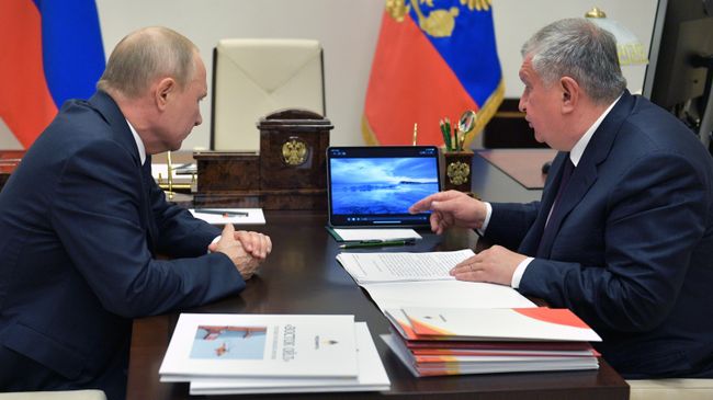 Президент РФ Владимир Путин и главный исполнительный директор, председатель правления, заместитель председателя совета директоров компании Роснефть Игорь Сечин во время встречи Президент РФ Владимир Путин и главный исполнительный директор, председатель правления, заместитель председателя совета директоров компании Роснефть Игорь Сечин во время встречи