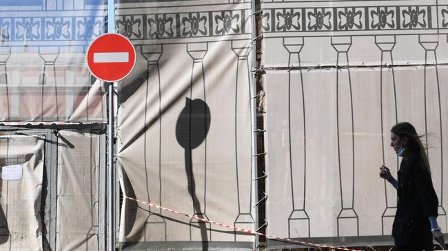 Девушка на одной из улиц в Москве Девушка на одной из улиц в Москве