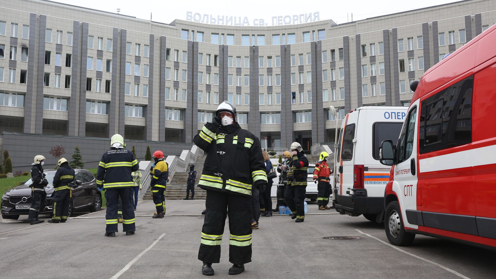 Сотрудники МЧС у больницы Святого Георгия в Санкт-Петербурге, где произошел пожар - РИА Новости, 1920, 15.12.2020