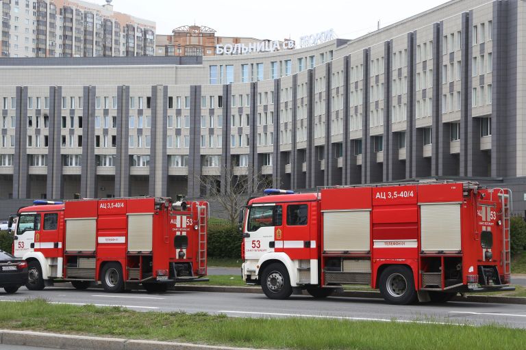 Машины противопожарной службы у больницы Святого Георгия в Санкт-Петербурге Машины противопожарной службы у больницы Святого Георгия в Санкт-Петербурге
