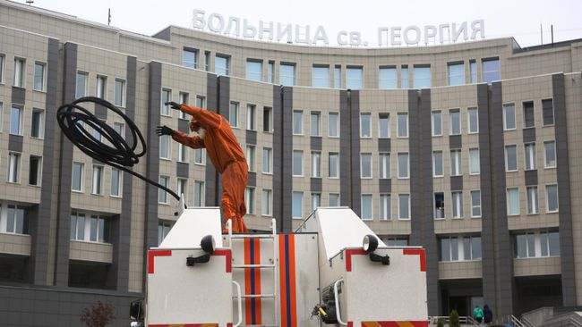 Сотрудники МЧС у больницы Святого Георгия в Санкт-Петербурге