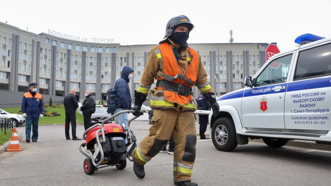 Сотрудники МЧС и полиции у больницы Святого Георгия в Санкт-Петербурге Сотрудники МЧС и полиции у больницы Святого Георгия в Санкт-Петербурге