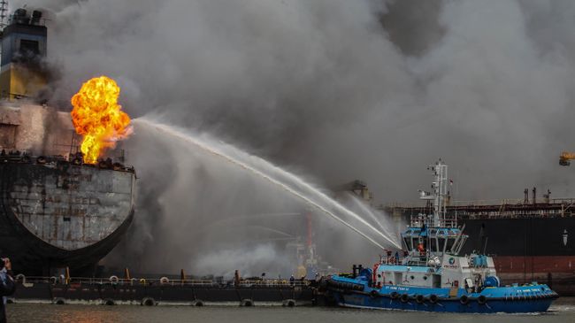 Нефтяной танкер горит в порту Белаван, Индонезия Нефтяной танкер горит в порту Белаван, Индонезия