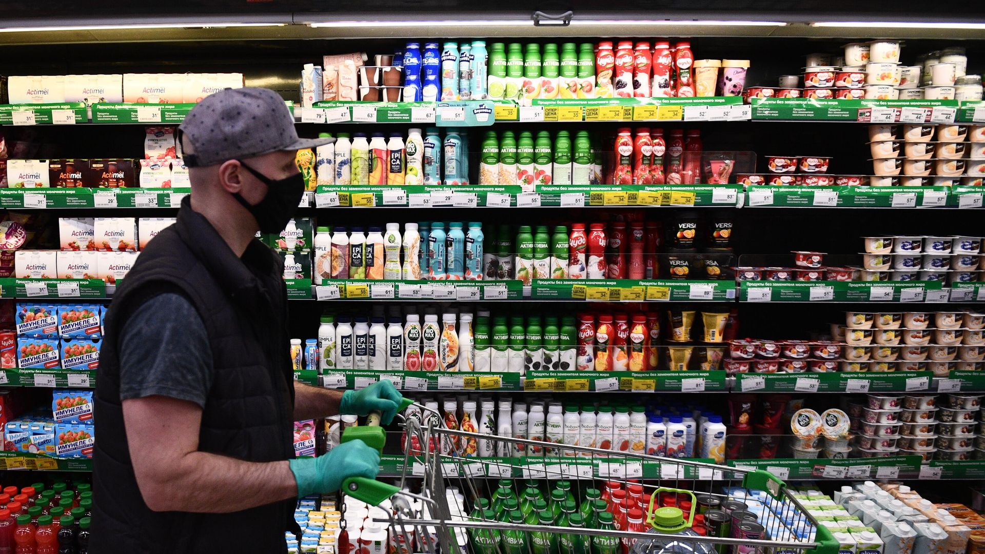 Покупатель в продуктовом магазине в Москве Покупатель в продуктовом магазине в Москве - РИА Новости, 1920, 28.09.2020