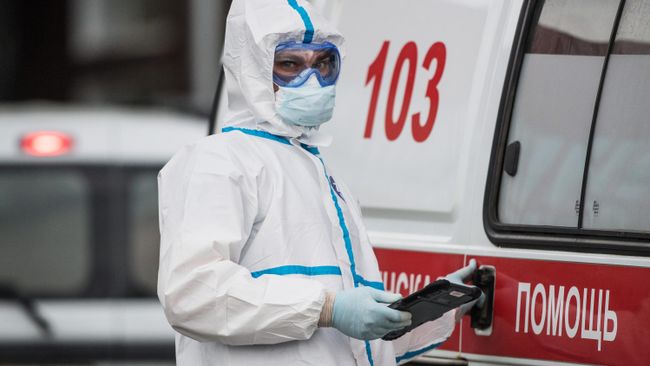 Медик у машины скорой помощи в карантинном центре в Коммунарке Медик у машины скорой помощи в карантинном центре в Коммунарке