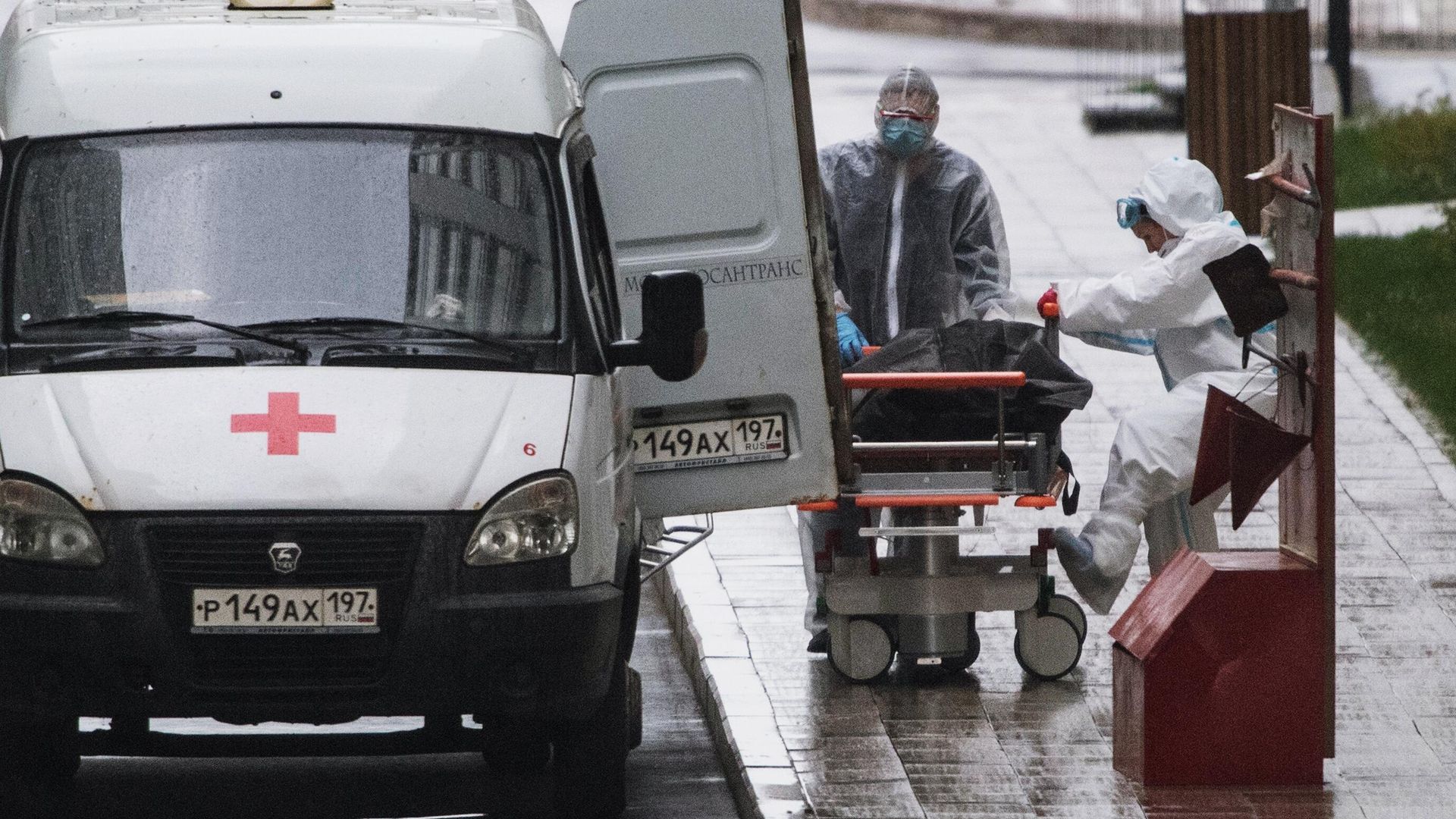 Медики перевозят тело умершего на территории карантинного центра в Коммунарке - РИА Новости, 1920, 12.10.2021