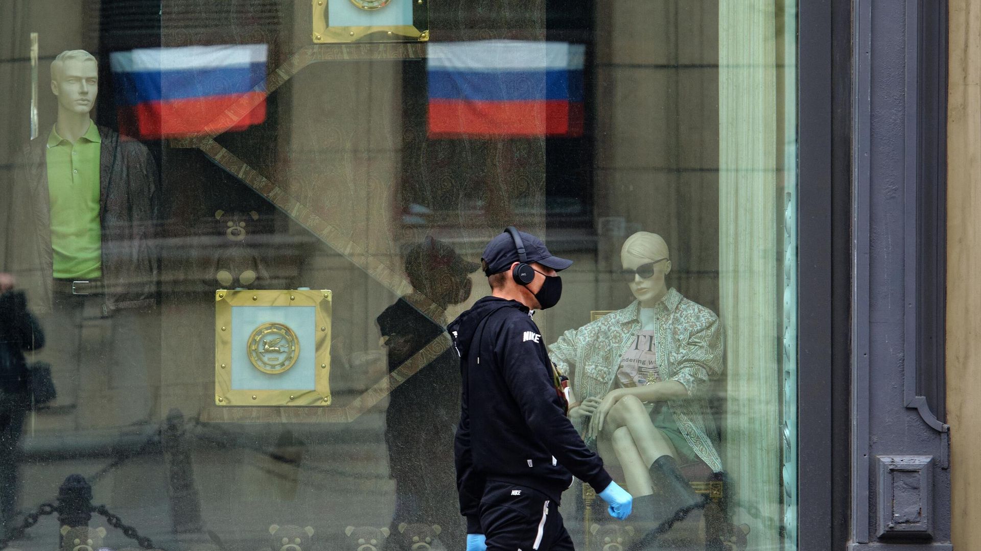 Прохожий на Невском проспекте в Санкт-Петербурге Прохожий на Невском проспекте в Санкт-Петербурге - РИА Новости, 1920, 04.04.2021