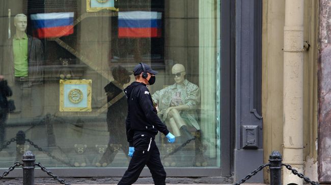 Прохожий на Невском проспекте в Санкт-Петербурге Прохожий на Невском проспекте в Санкт-Петербурге