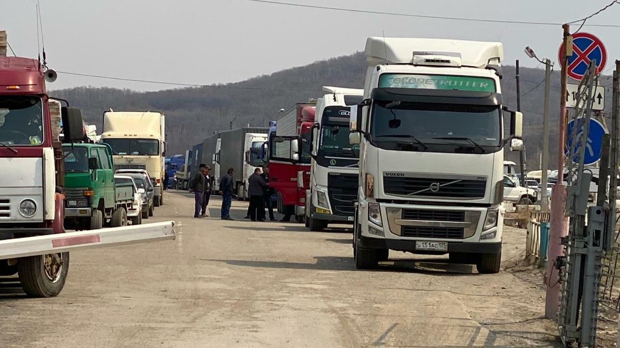 Грузовые автомобили на границе России и КНР в Приморском крае Грузовые автомобили на границе России и КНР в Приморском крае - РИА Новости, 1920, 25.04.2023