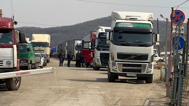 Грузовые автомобили на границе России и КНР в Приморском крае Грузовые автомобили на границе России и КНР в Приморском крае