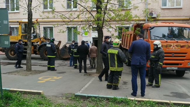 Оперативные службы около жилого дома на юго-востоке Москвы, где произошло обрушение перекрытий Оперативные службы около жилого дома на юго-востоке Москвы, где произошло обрушение перекрытий