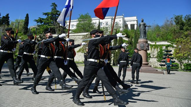 Военнослужащие Черноморского флота во время торжественного празднования 237-летия со дня образования Черноморского флота РФ в Екатерининском сквере Военнослужащие Черноморского флота во время торжественного празднования 237-летия со дня образования Черноморского флота РФ в Екатерининском сквере