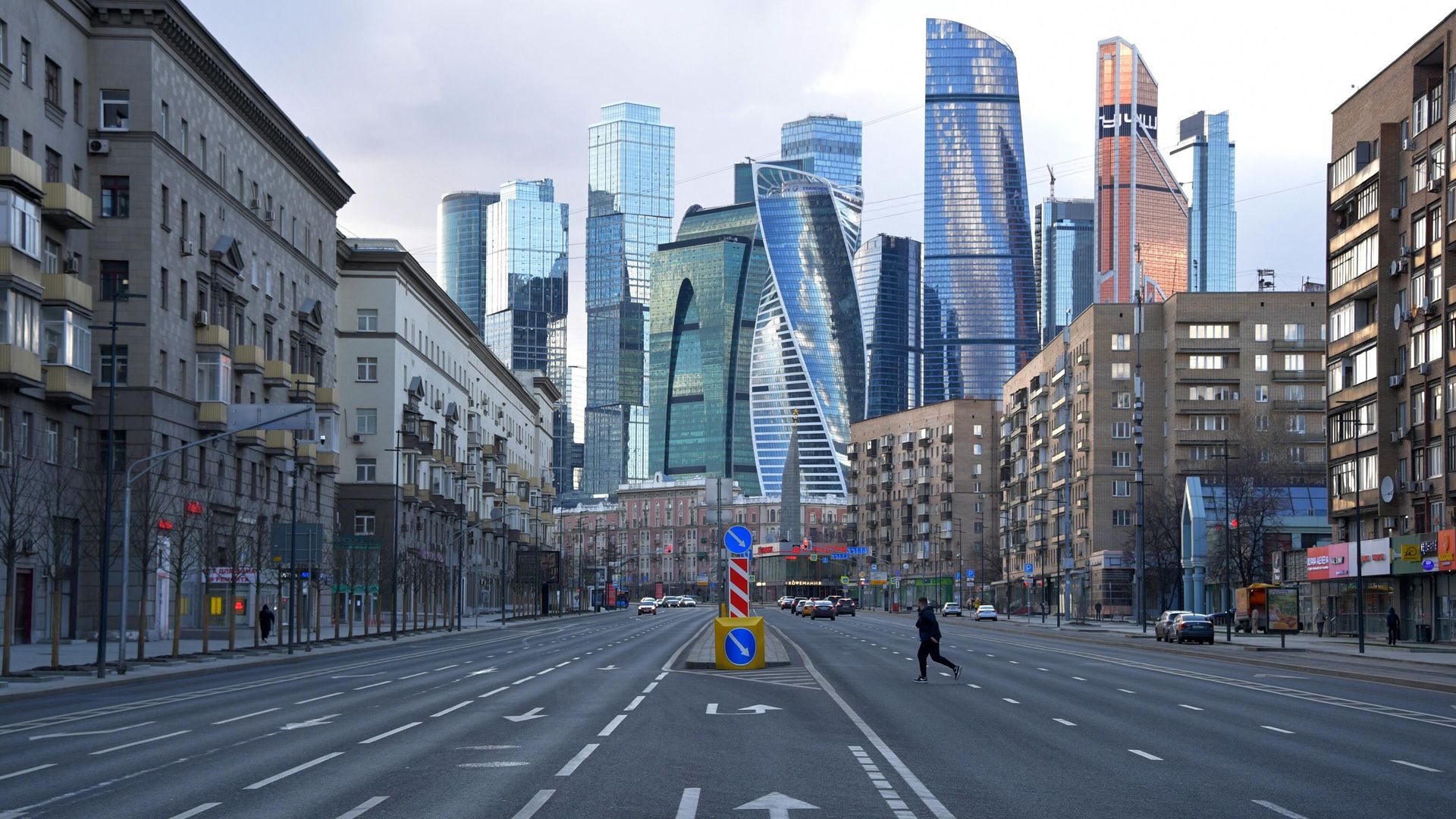 Мужчина на Большой Дорогомиловской улице в Москве Мужчина на Большой Дорогомиловской улице в Москве - РИА Новости, 1920, 19.10.2020