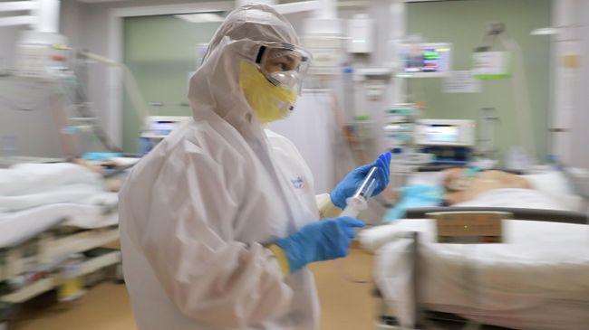 Медицинский работник в стационаре для больных с коронавирусной инфекцией на базе центра МГУ