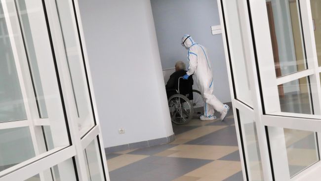 Медицинский работник и пациент в стационаре для больных с коронавирусной инфекцией