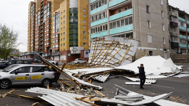 Разрушенная кровля здания в результате урагана в центральном районе Читы