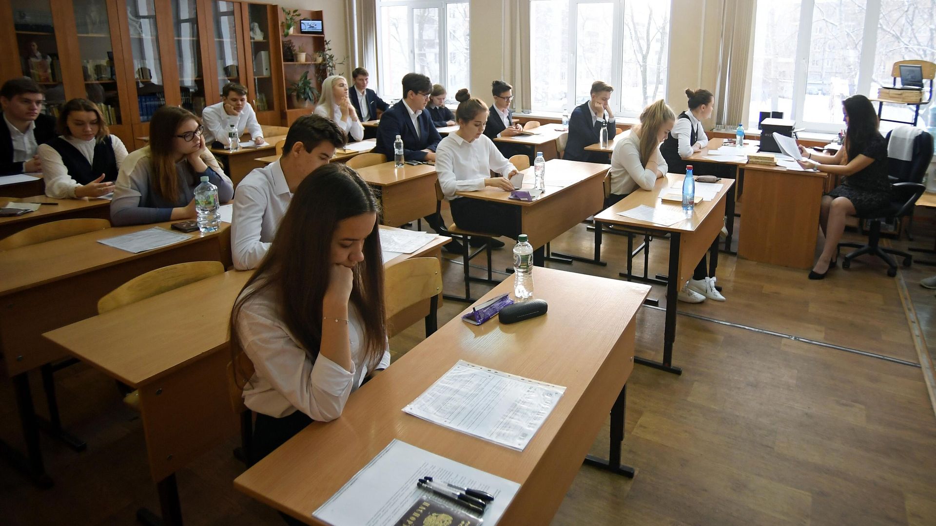 Учащиеся гимназии №94 пишут обязательное итоговое сочинение по литературе, являющееся допуском к ЕГЭ - РИА Новости, 1920, 11.01.2024