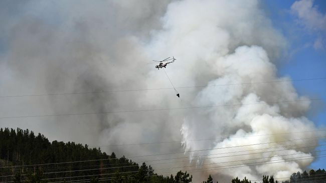 Вертолет Ми-8МБ МЧС России доставляет воду для тушения лесного пожара в тайге в Красноярском крае Вертолет Ми-8МБ МЧС России доставляет воду для тушения лесного пожара в тайге в Красноярском крае
