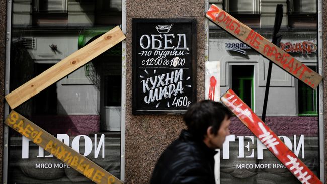 Кафе на трубной улице в Москве во время режима самоизоляции жителей Кафе на трубной улице в Москве во время режима самоизоляции жителей
