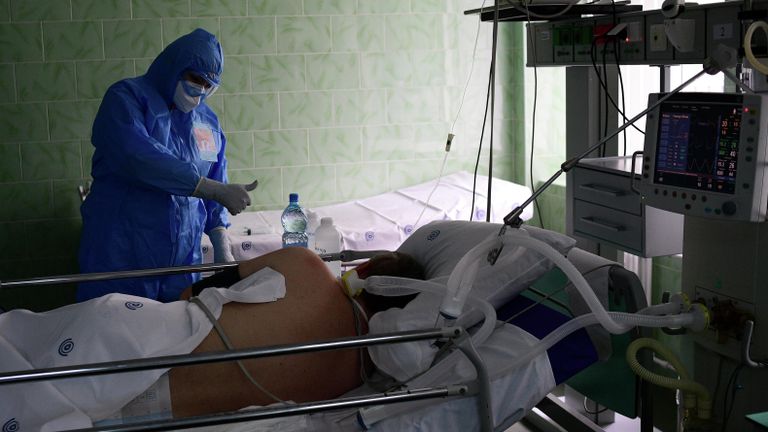 Врач и пациент в отделении реанимации и интенсивной терапии городской клинической больницы имени В. В. Виноградова, переоснащенной для лечения пациентов с COVID-19 Врач и пациент в отделении реанимации и интенсивной терапии городской клинической больницы имени В. В. Виноградова, переоснащенной для лечения пациентов с COVID-19