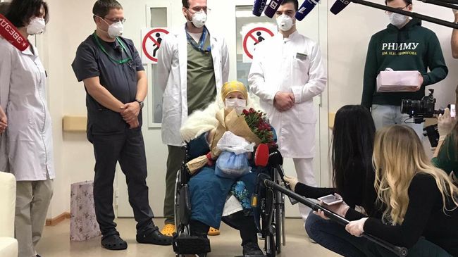 Пелагея Михайловна Пояркова во время выписки из Центра мозга и нейротехнологий ФМБА России, перепрофилированного под прием больных новой коронавирусной инфекцией Пелагея Михайловна Пояркова во время выписки из Центра мозга и нейротехнологий ФМБА России, перепрофилированного под прием больных новой коронавирусной инфекцией
