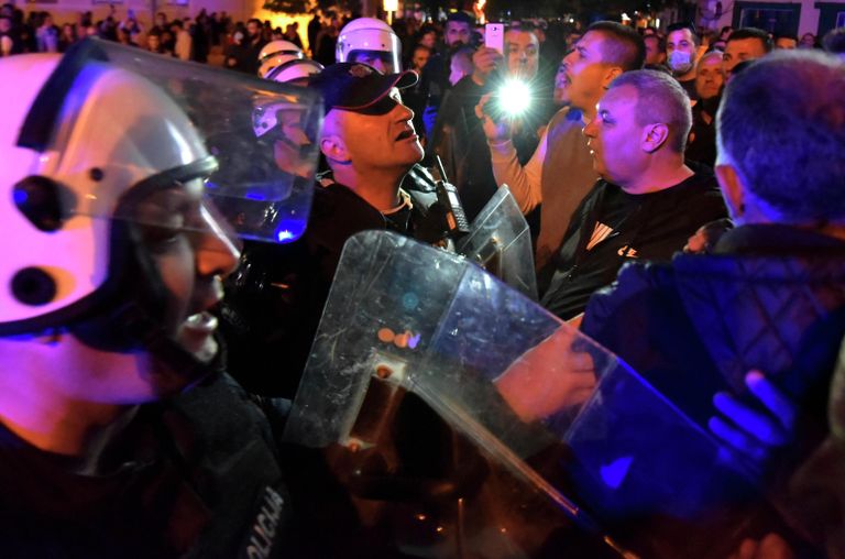 Черногорские полицейские блокируют улицу во время акции протеста в Никшиче, Черногория. 13 мая 2020 Черногорские полицейские блокируют улицу во время акции протеста в Никшиче, Черногория. 13 мая 2020