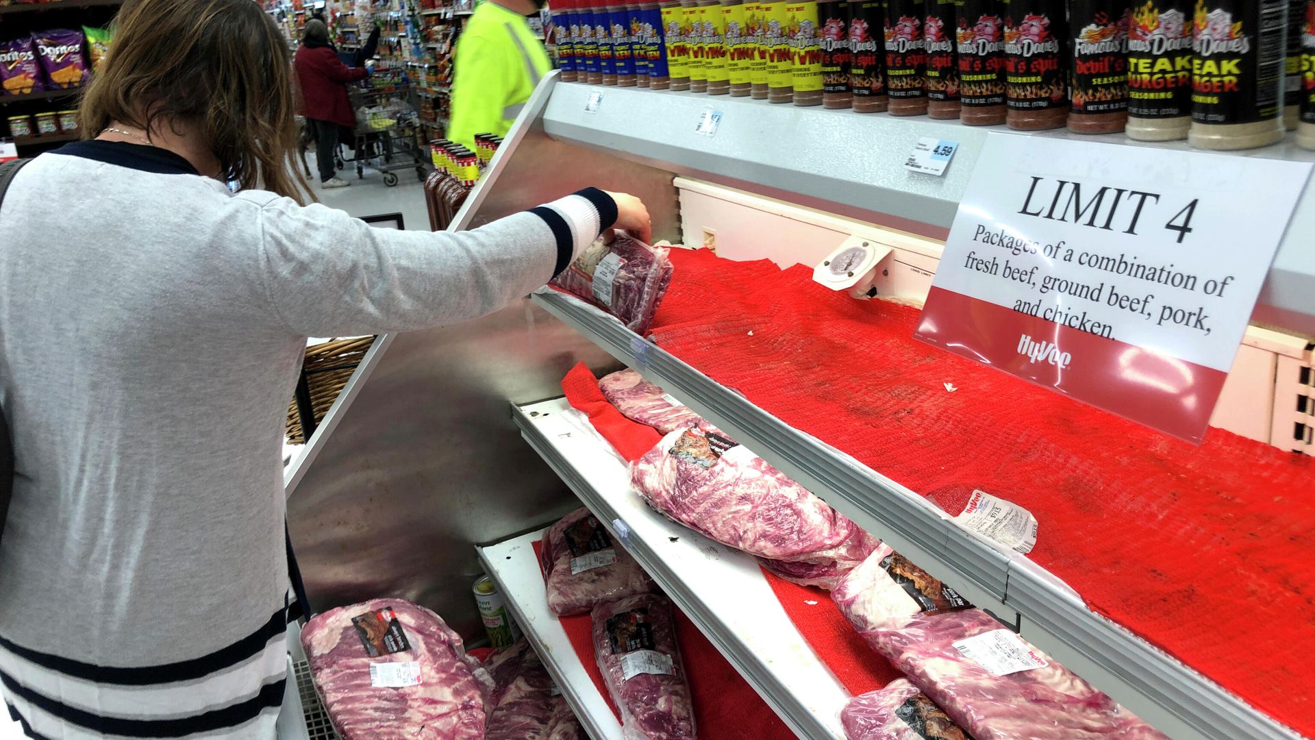 Прилавок с мясом в супермаркете в Омахе, штат Небраска Прилавок с мясом в супермаркете в Омахе, штат Небраска - РИА Новости, 1920, 14.04.2022