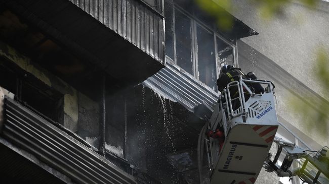 Сотрудники пожарной службы во время тушения пожара в жилом доме на Фрунзенской набережной в Москве Сотрудники пожарной службы во время тушения пожара в жилом доме на Фрунзенской набережной в Москве