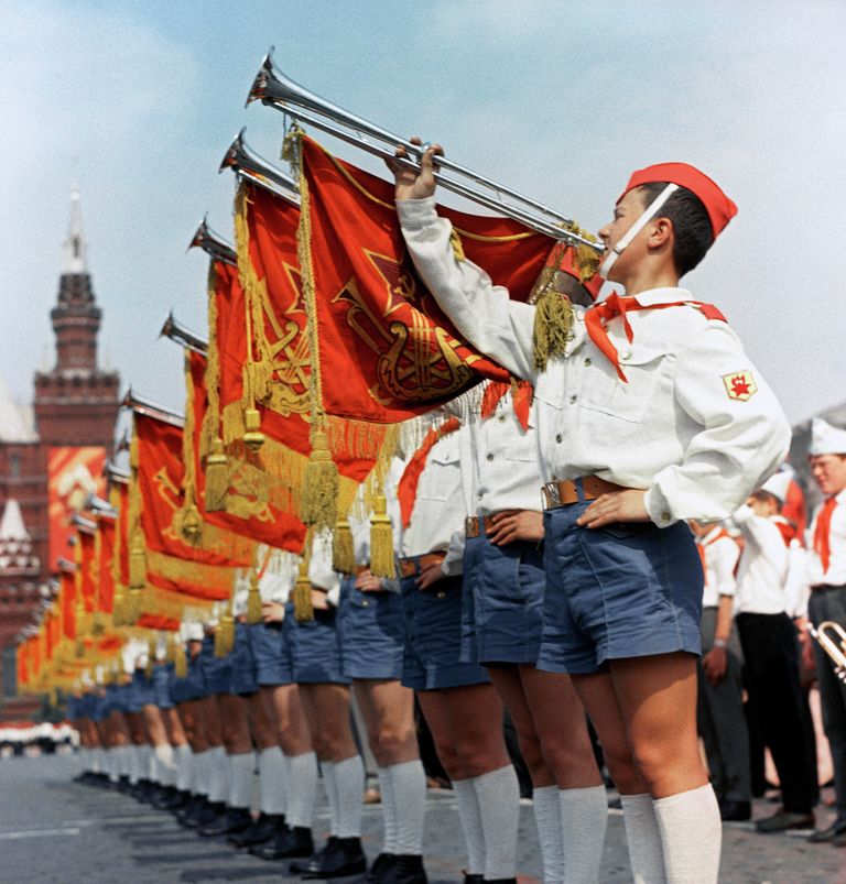 Участники парада на Красной площади в Москве, посвященного празднованию 50-летия Советской власти и 45-летия Всесоюзной пионерской организации имени В.И.Ленин Участники парада на Красной площади в Москве, посвященного празднованию 50-летия Советской власти и 45-летия Всесоюзной пионерской организации имени В.И.Ленин