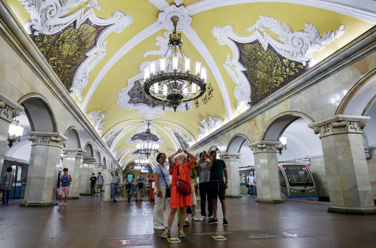 Туристы на станции Комсомольская кольцевой линии Московского метрополитена Туристы на станции Комсомольская кольцевой линии Московского метрополитена